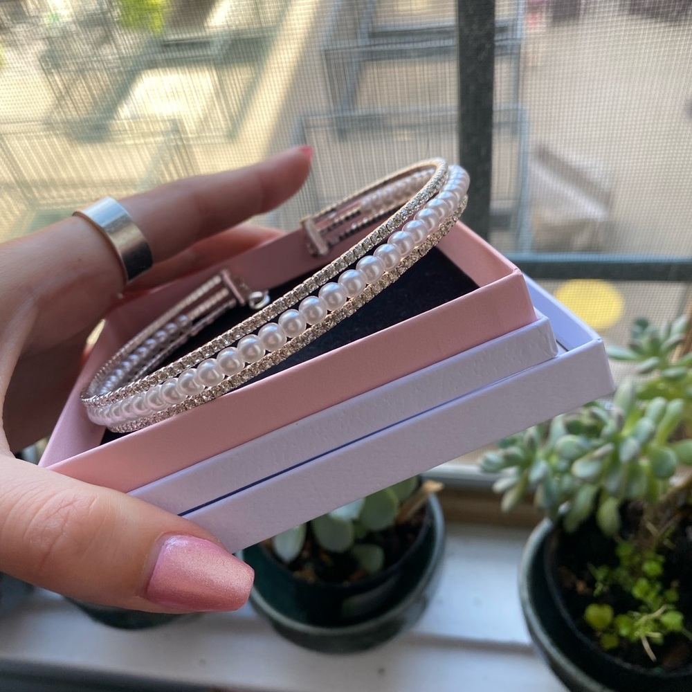 Bedazzle pearl choker